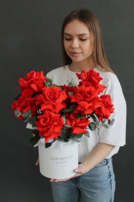 Композиция с красными розами и эвкалиптом №161